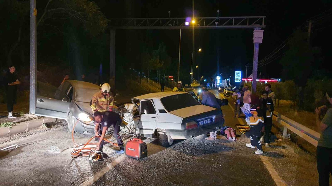 Manisa’da iki otomobil kafa kafaya çarpıştı: 7 yaralı
