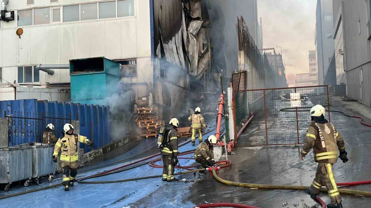 Arnavutköy’de 3 katlı fabrikada yangın