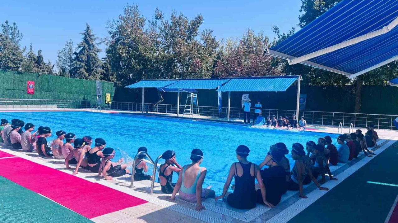 Çocuklara yüzme eğitimi verildi