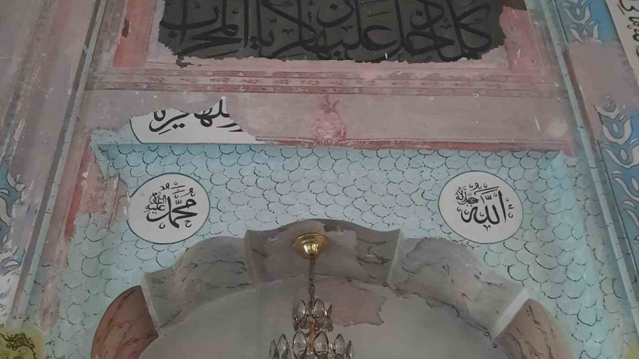 Bezzaz Cami dökülüyor