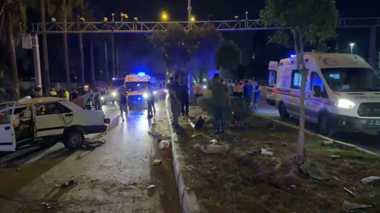 Elektrik direğine çarpan Tofaş hurdaya döndü: 2’si ağır 4 yaralı