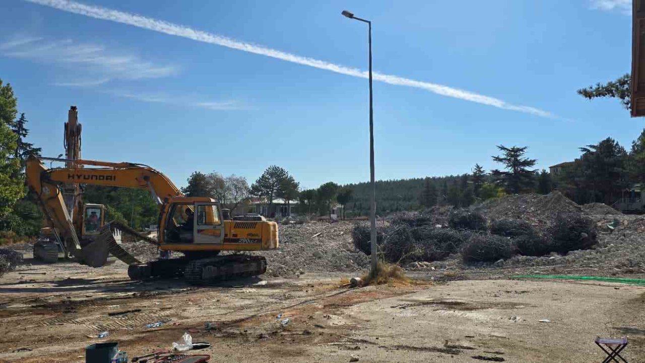 Bilecik’te eski devlet hastanesi yıkıldı