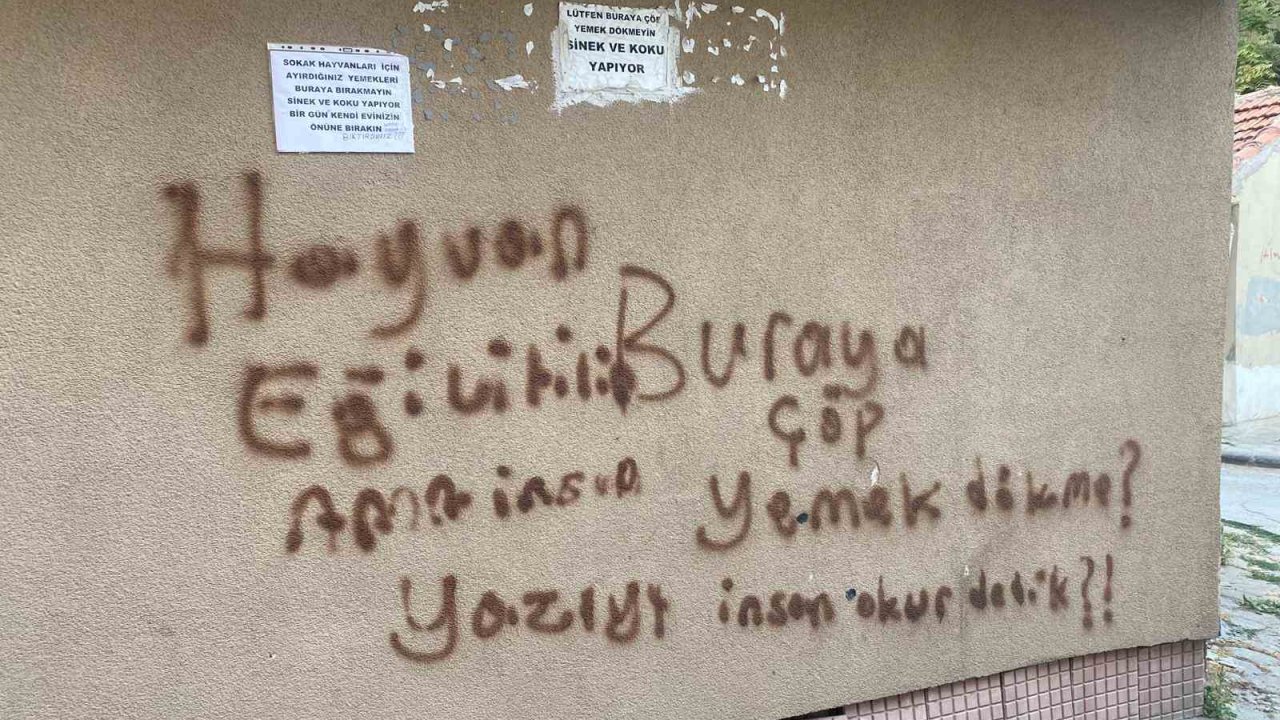 Binanın duvarına asılan ilginç notlar dikkat çekiyor