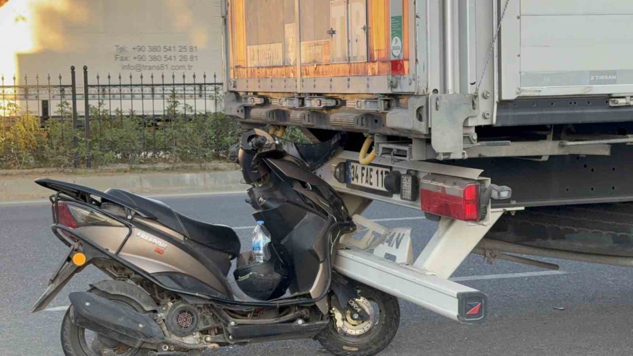 Park halindeki tıra çarptı: 1 yaralı