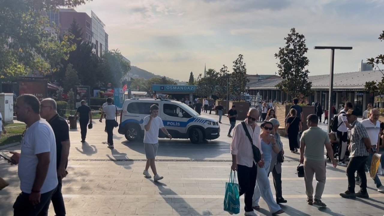 Bıçakla geldi tek yumrukta yere serdi...O anlar kamerada