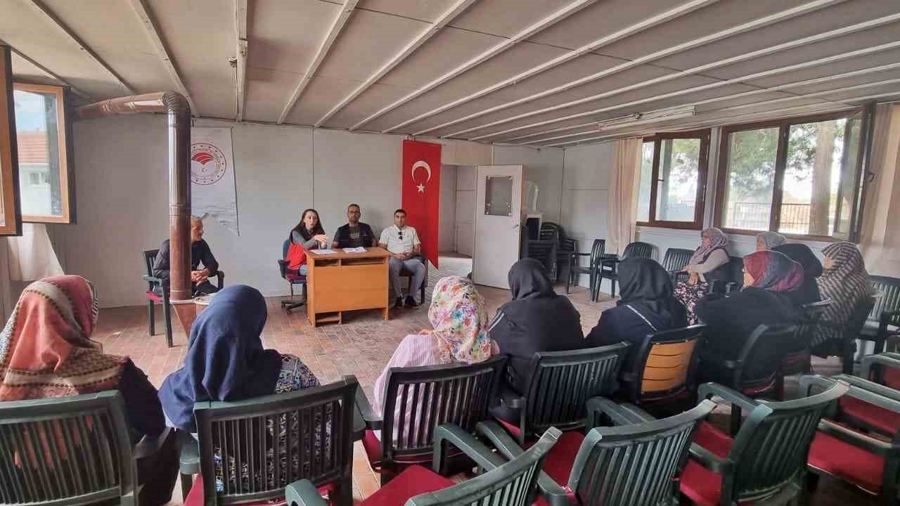 Aslanapa’da üreticilere çilek üretimi ile ilgili eğitim verildi