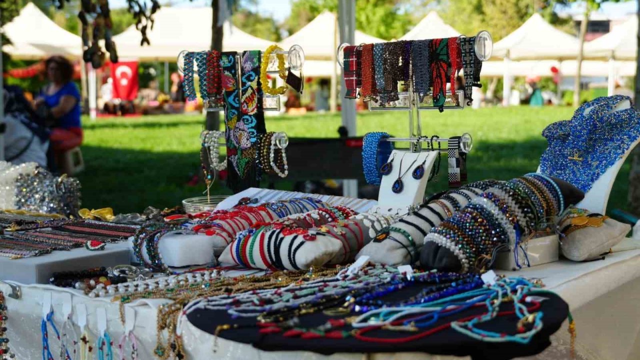 Düzce Üretim Şenlikleri, "30 Ağustos" temasıyla Millet Bahçesi’nde başladı