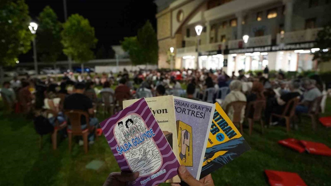 Kitapseverler sessiz okuma etkinliğinde bir araya geldi