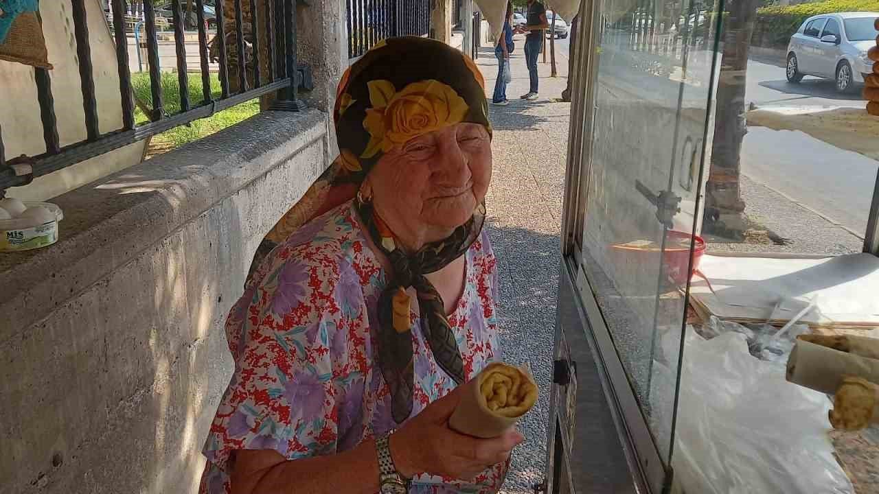 Mensure Teyze’nin çalışma azmi görenleri şaşırtıyor