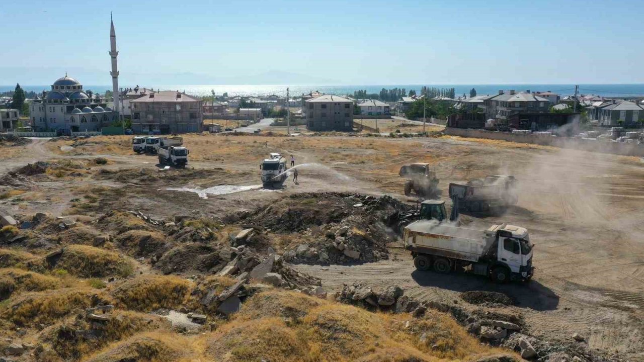 Van’ Büyükşehir Belediyesi bir ay içinde 35 noktada 9 bin 31 metreküp hafriyat temizlendi