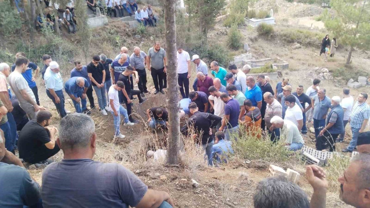 Kazada ölen 2 çocuk annesi gözyaşlarıyla toprağa verildi