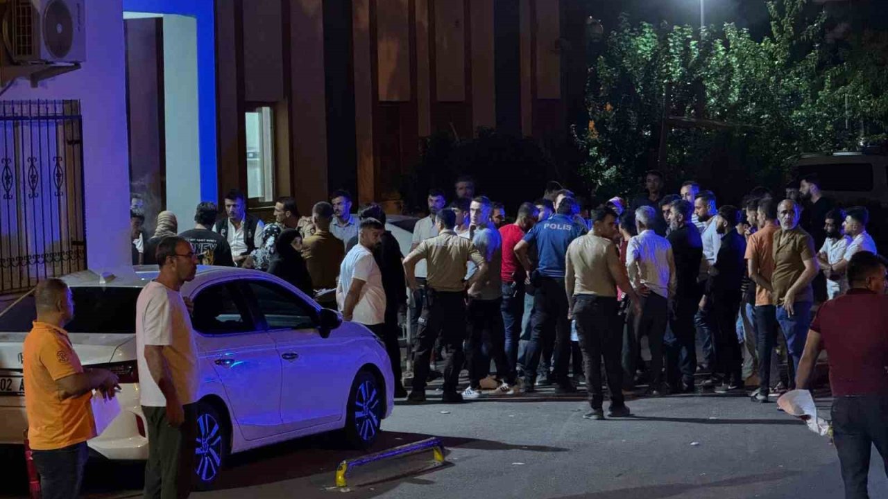 Sokak ortasında saldırıya uğrayan genç hayatını kaybetti