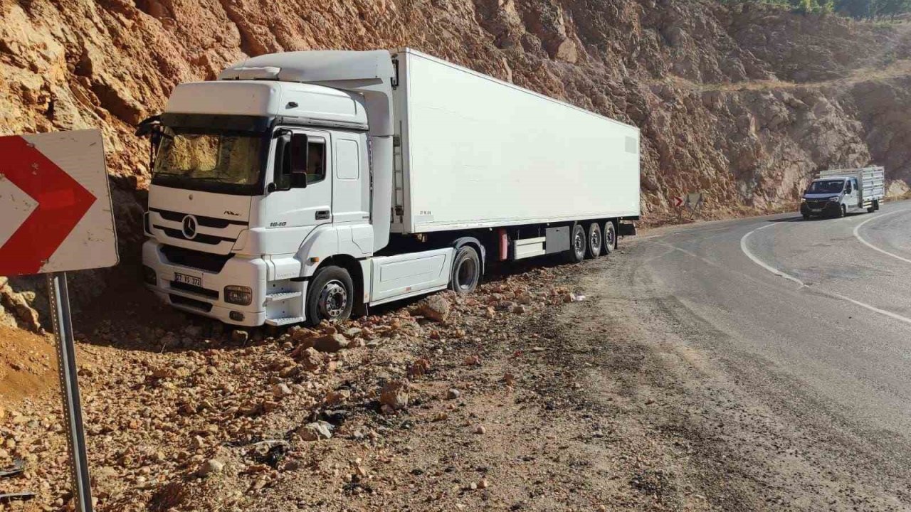 İliç’te tır yoldan çıktı