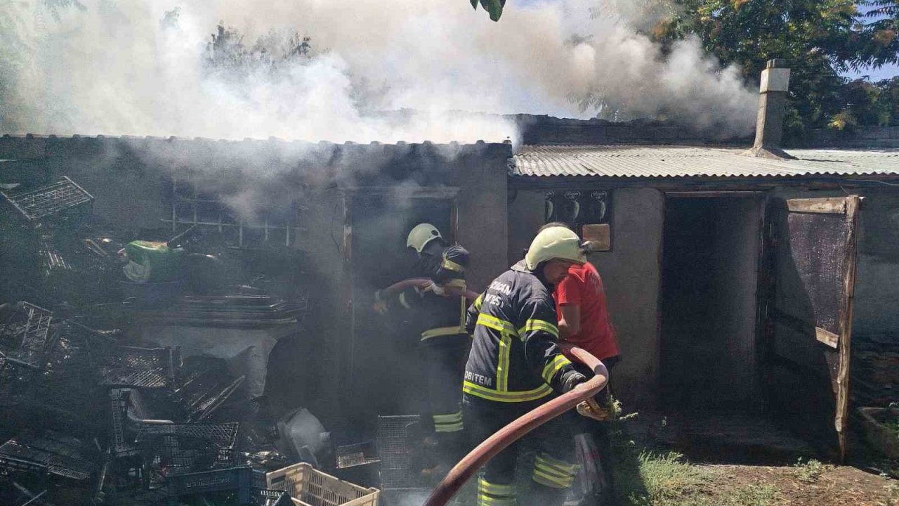 Erzincan’da odunlukta çıkan yangın itfaiyenin müdahalesiyle söndürüldü