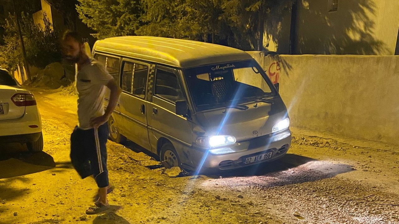 Araç, alt yapı çukurunda mahsur kaldı