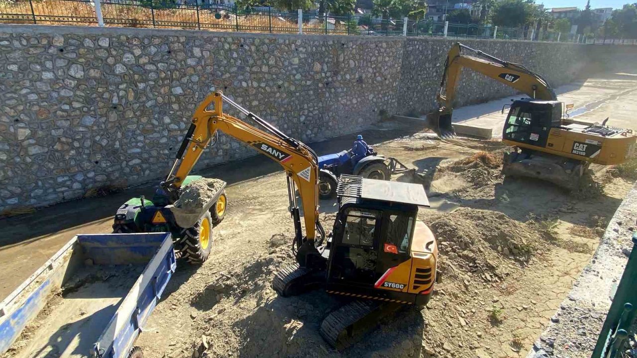 Söke Çayı’nda beklenen temizlik çalışmaları başladı