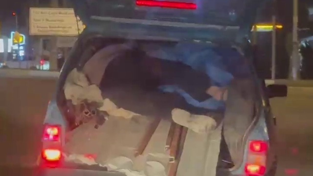 Kapağı açık bagajda yük üzerinde yolculuk yaptı