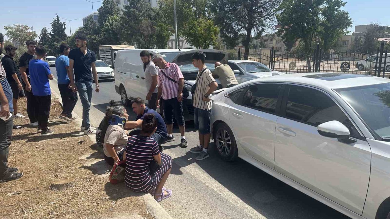 Midibüs ile otomobil çarpıştı: 1 yaralı