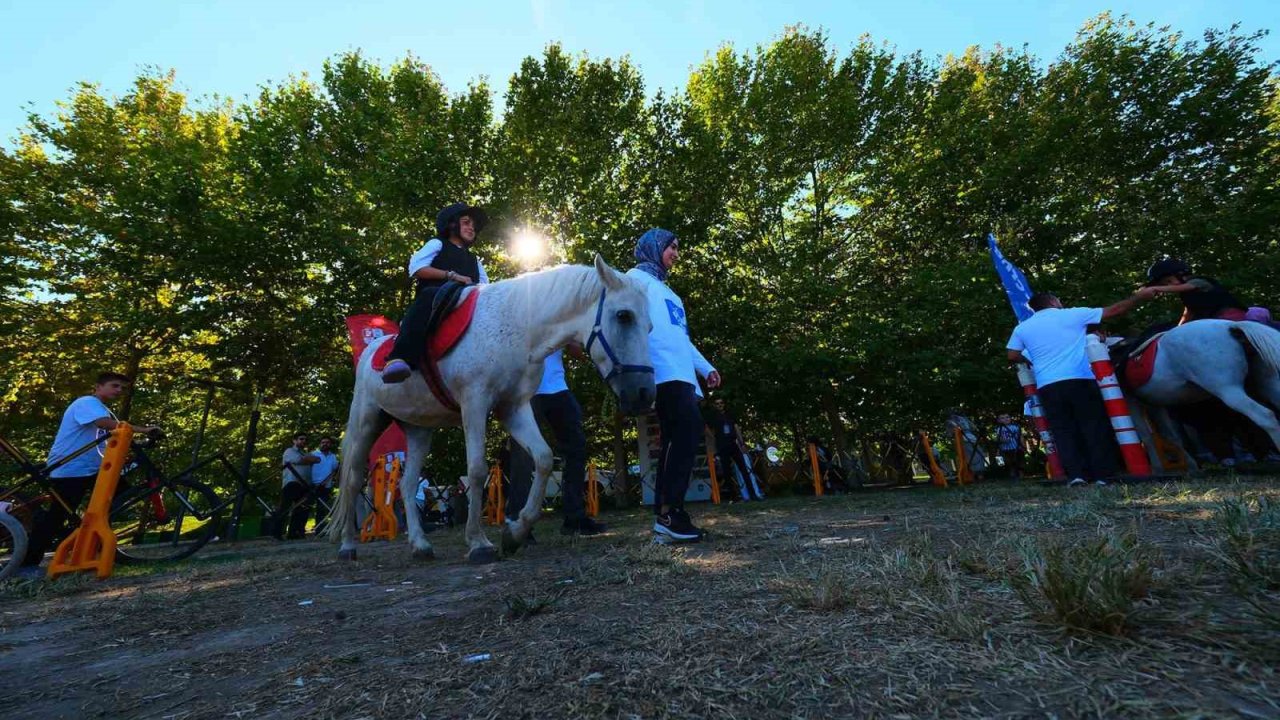 Millet Bahçesi’nde atlı şenlik çocukların yüzünü güldürdü