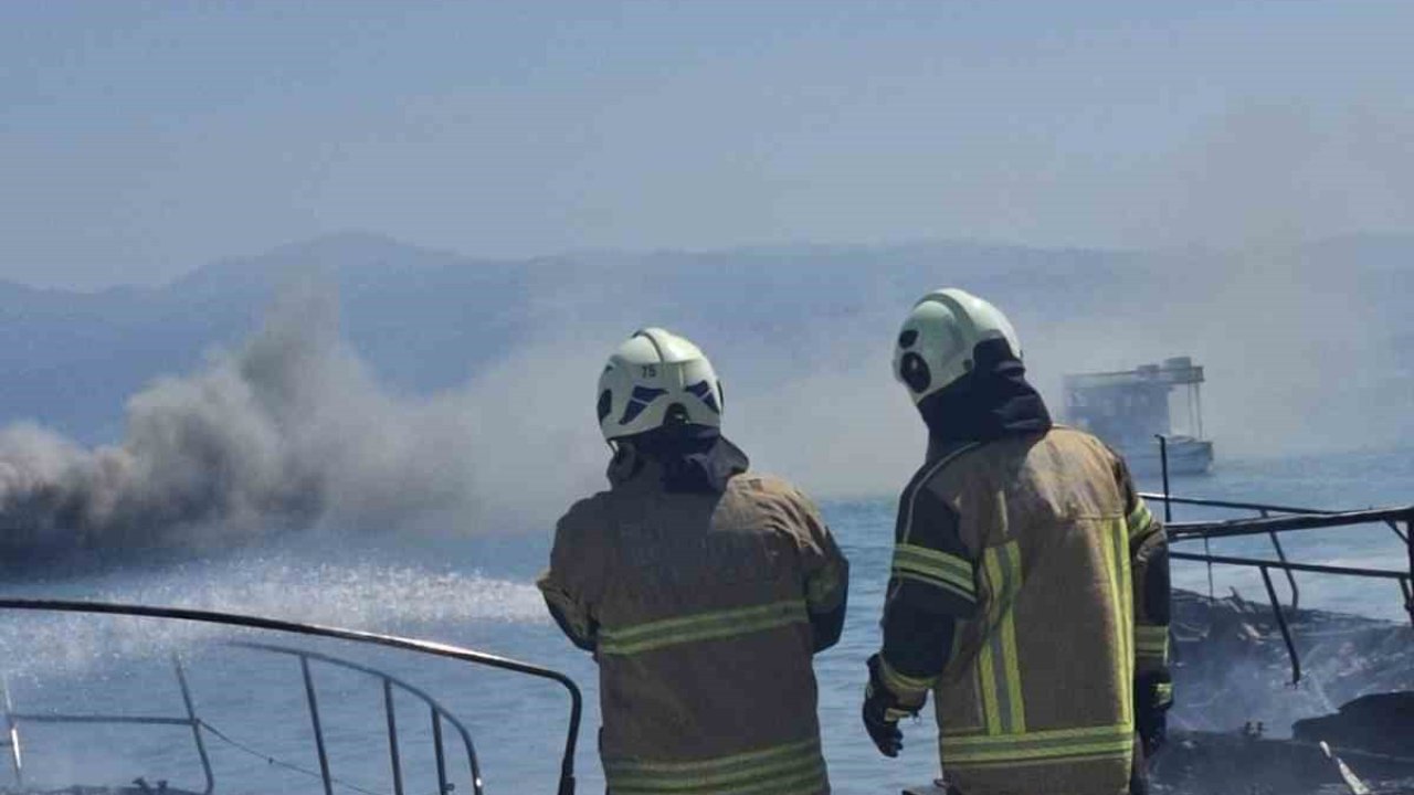 Marinada yanan 5 tekne kullanılamaz hale geldi