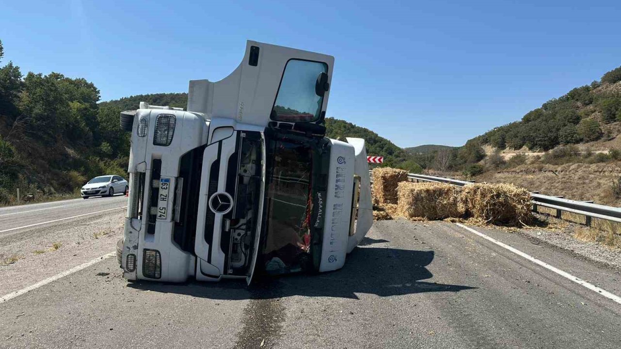Çorum’da balya yüklü tır devrildi: 1 yaralı