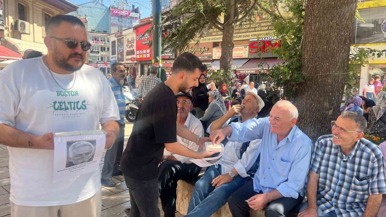 Fenerbahçe taraftarları, Mourinho’nun gidişini çekme helva dağıtarak kutladı