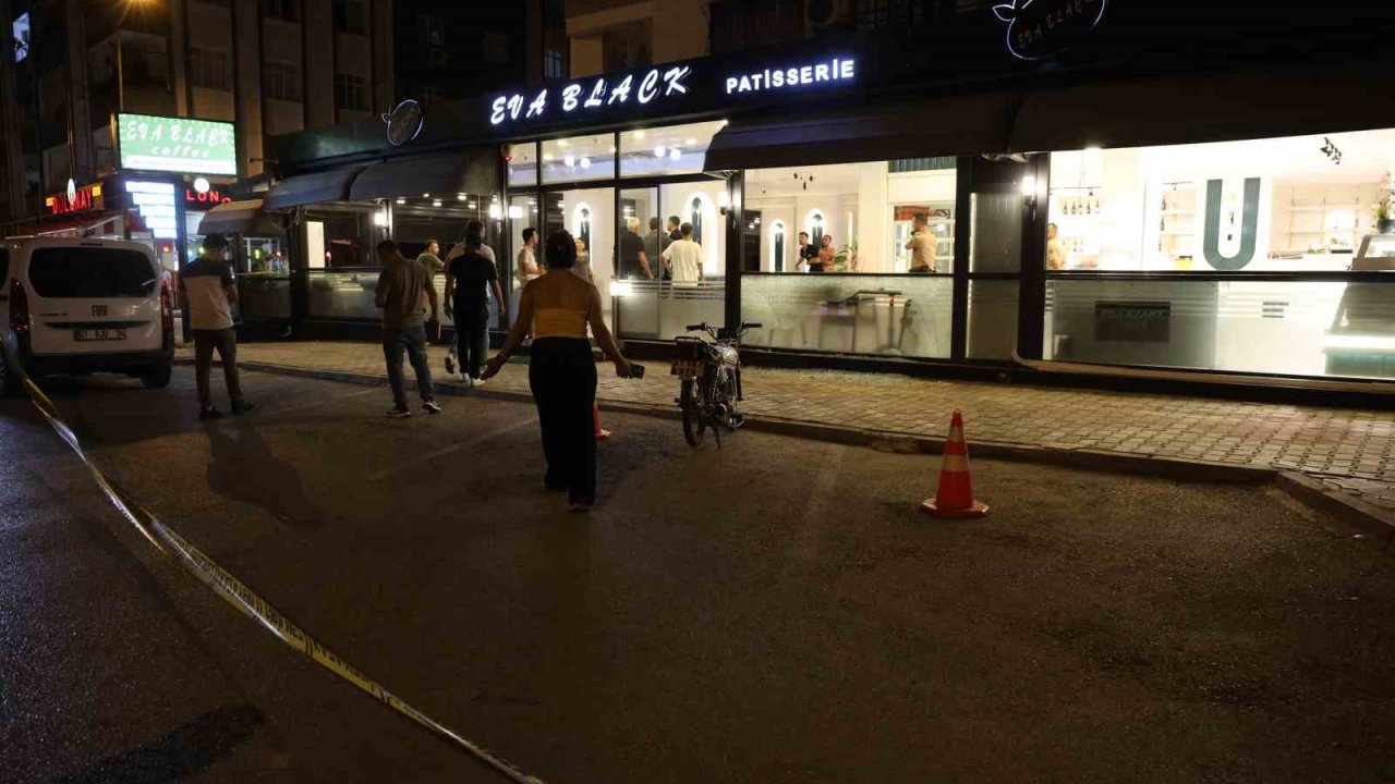 Kafeyi önce motosikletle, şimdi de otomobille gelip kurşunladılar