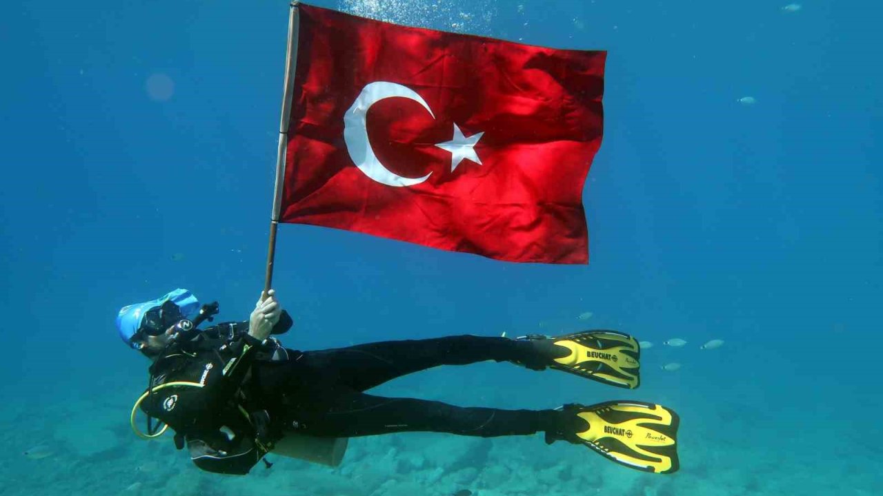 Deniz dibinde Türk bayraklı 30 Ağustos kutlaması