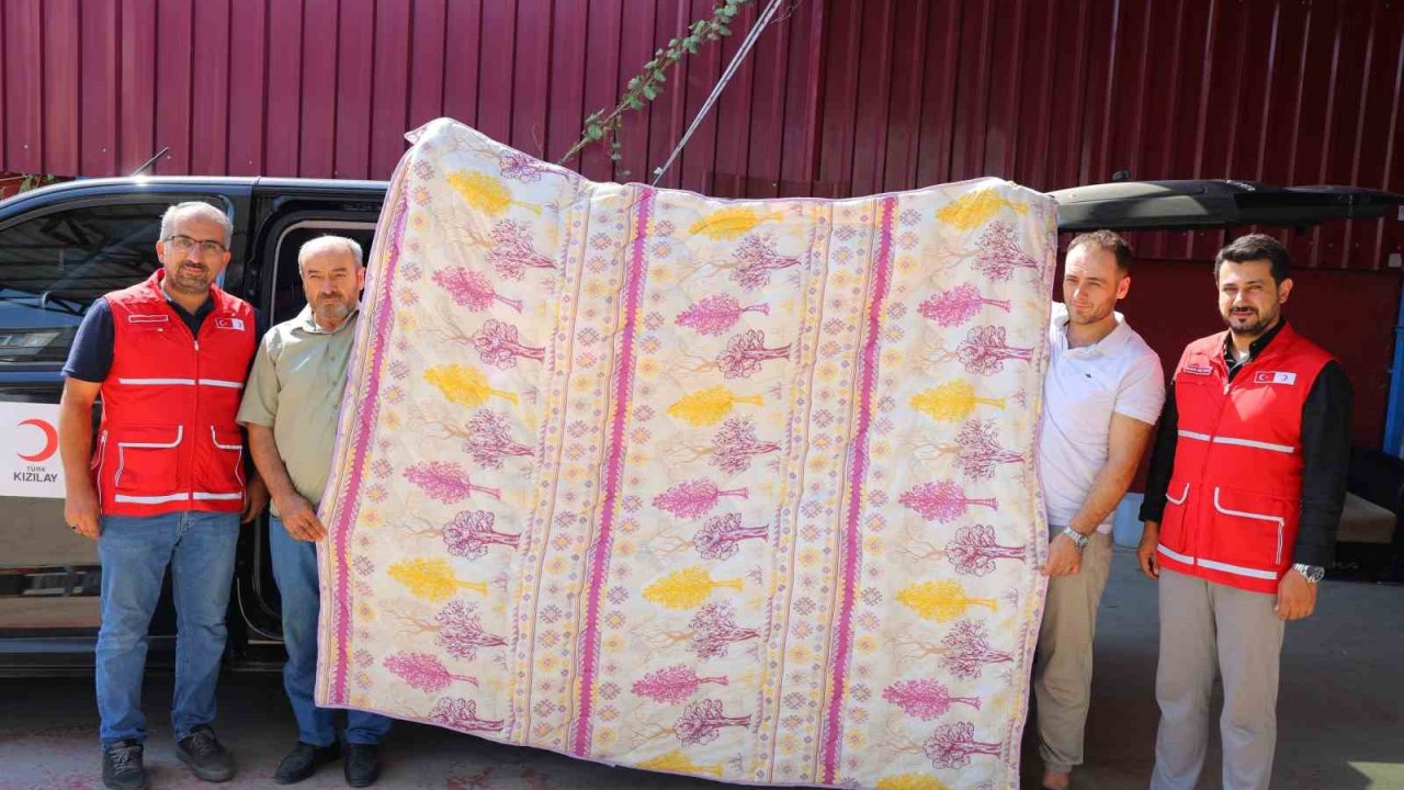 Deprem şehri Kahramanmaraş’ta esnaf,  bin adet yorgan bağışı yaptı