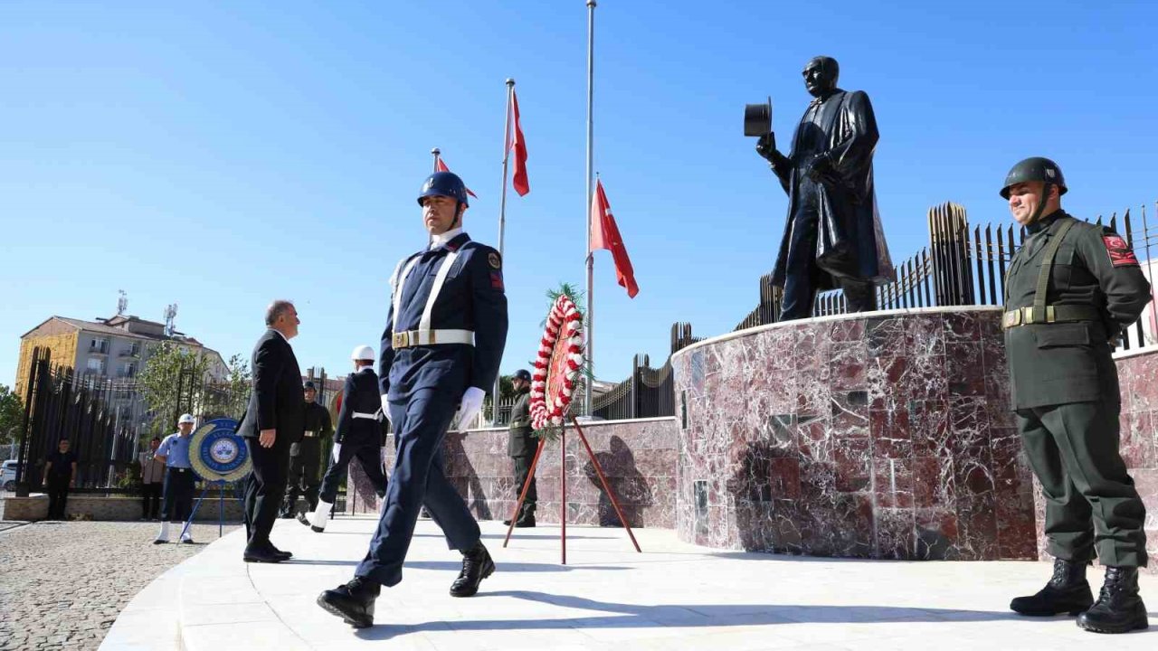 Elazığ’da Zafer Bayramı kutlamaları çelenk sunumu ile başladı