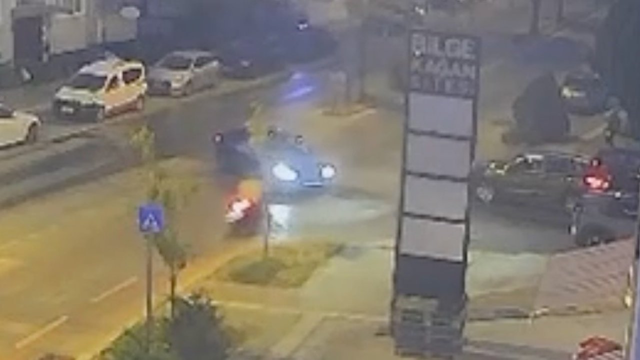 Genç motorcunun kaza anı kameralara böyle yansıdı