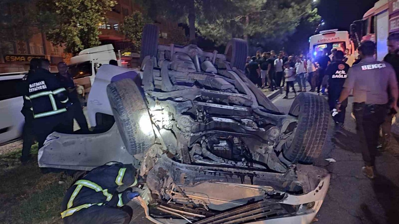 Batman’da hafif ticari araç devrildi: 2 yaralı