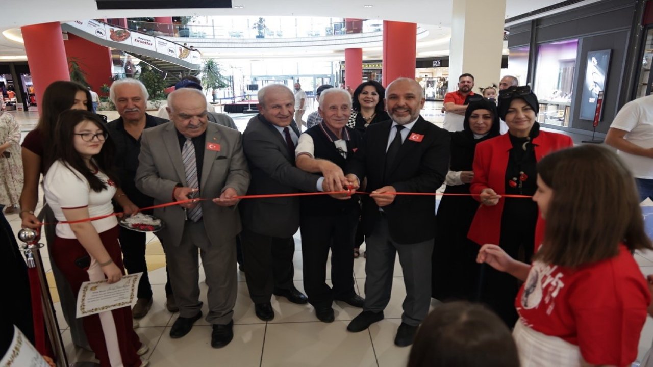 Kütahya’da "Minik Fırçalarla 30 Ağustos Sergisi" açıldı