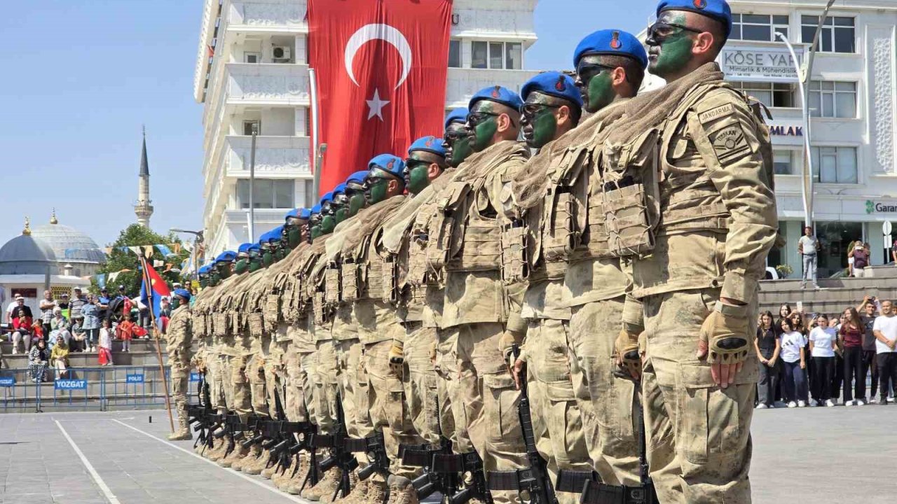 Komandoların gösterisi beğeni topladı, 30 Ağustos coşkuyla kutlandı