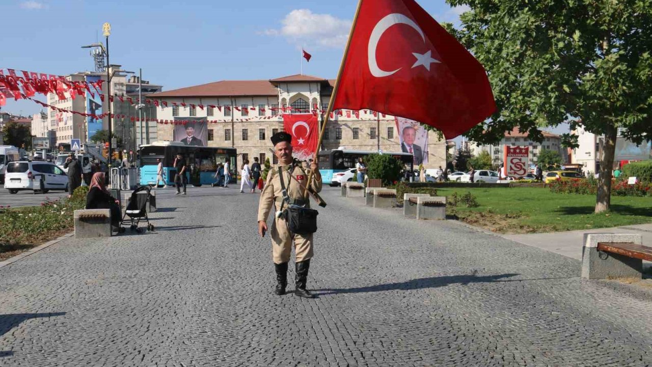 Tarihi yansıtan kıyafetleriyle Sivas sokaklarında dolaşıyor, görenler fotoğraf çektirmek için yarışıyor