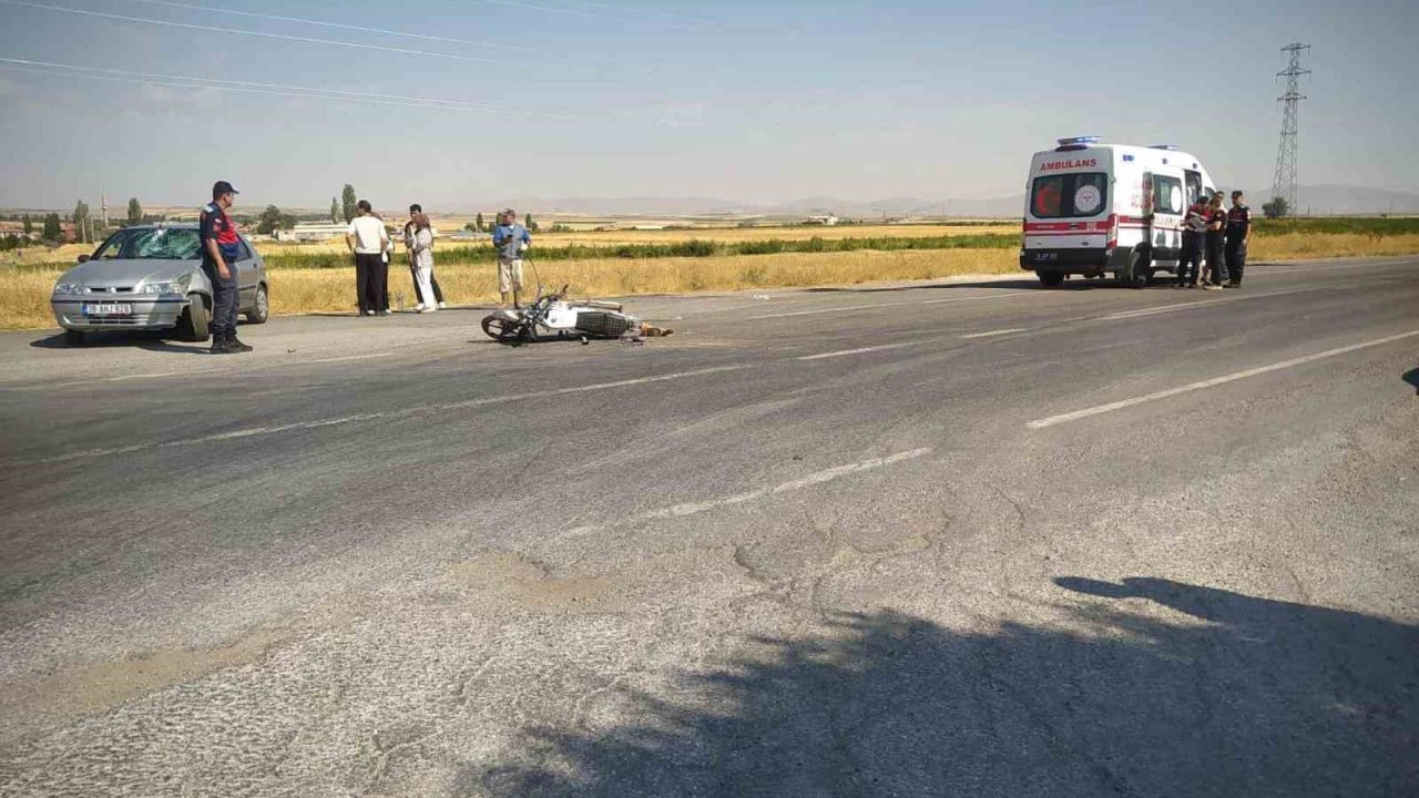 Motosiklet ile otomobil çarpıştı: 1 yaralı