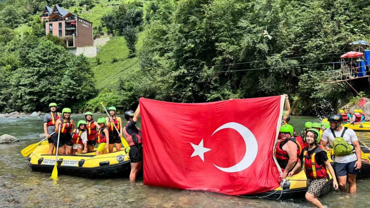 Mahalleli 30 Ağustos için kürek çekti