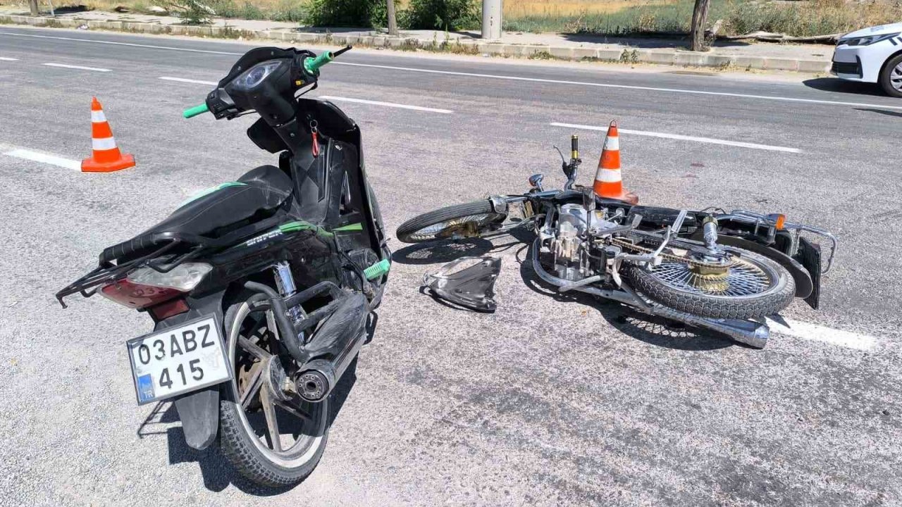 Motosikletlerin çarpıştığı kazada sürücüler yaralandı