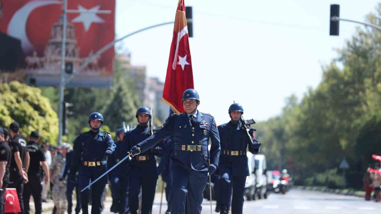 Zafer Bayramı, resmi geçit töreni ile coşkuyla kutlandı