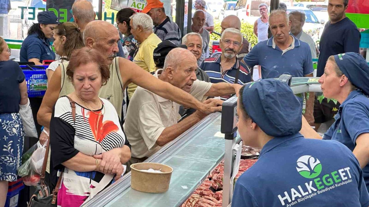Halk Ege Et’te ’30 Ağustos İndirimi’ yoğun ilgi gördü
