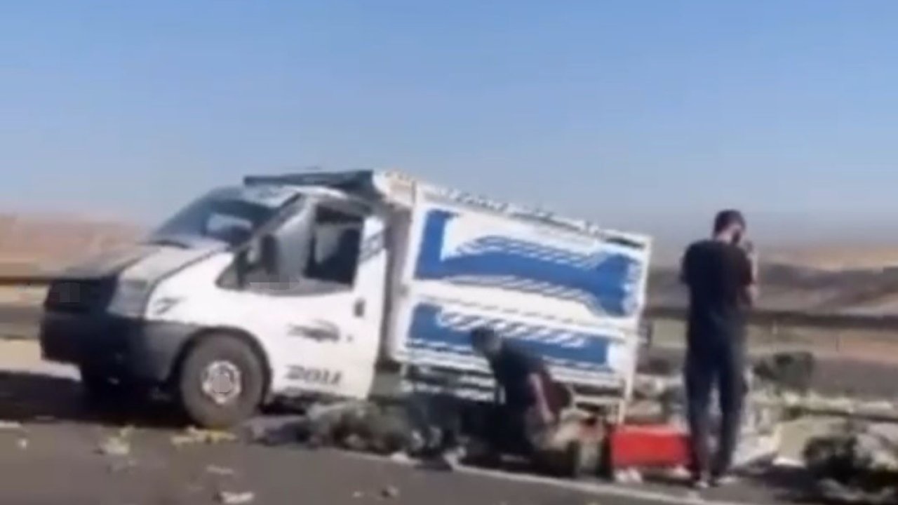 Siirt’te kontrolden çıkan pikap yol kenarına savruldu