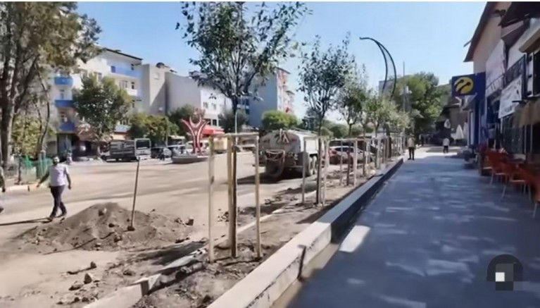 Kağızman'da Asfalt, Ağaçlandırma ve Peyzaj Çalışmaları Sürüyor