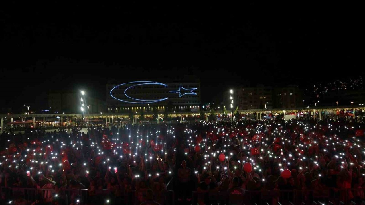 Fettah Can binlerce seveni ile Zafer Bayramı’nı kutladı