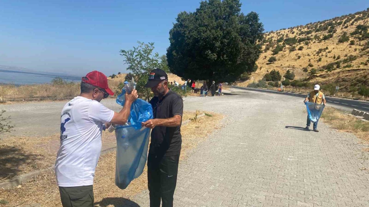 Doğaseverler Van Gölü sahilinde çöp topladı