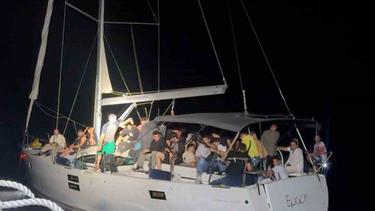 Sürüklenen yelkenli teknedeki 78 düzensiz göçmen kurtarıldı