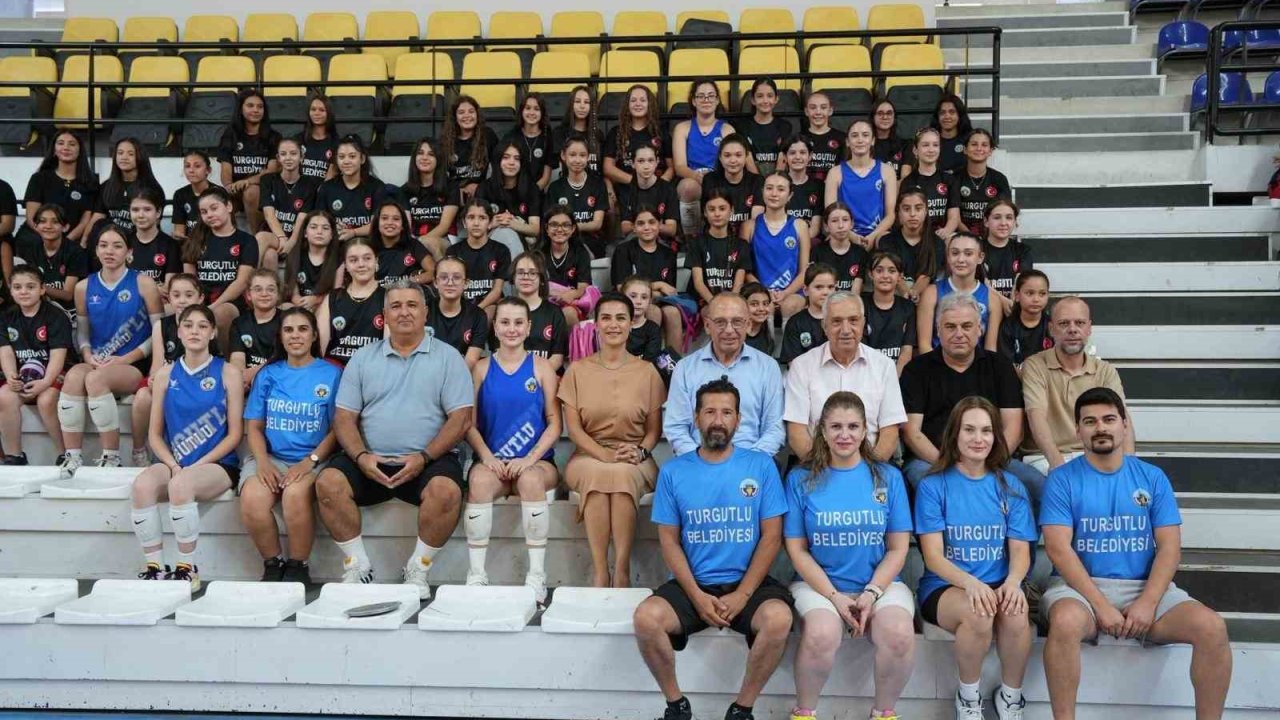 Minik voleybolcular başarı belgelerini Başkan Akın’dan aldı