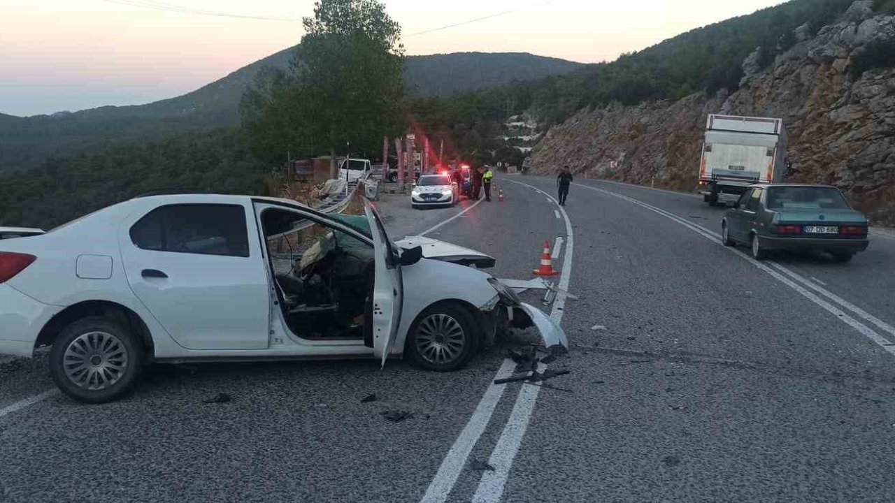 Seydikemer’de otomobil tırla çarpıştı: 1 ölü