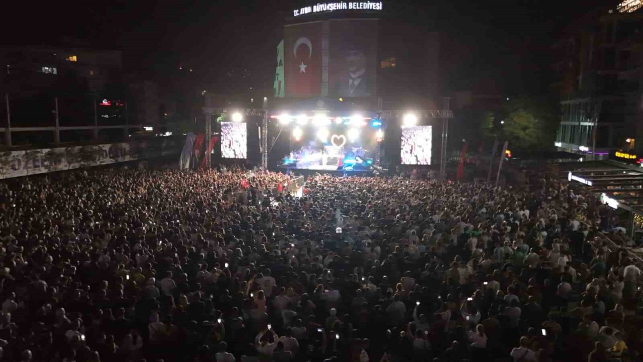 Aydınlılar Zafer Bayramı’nı ünlü santçıyla kutladı