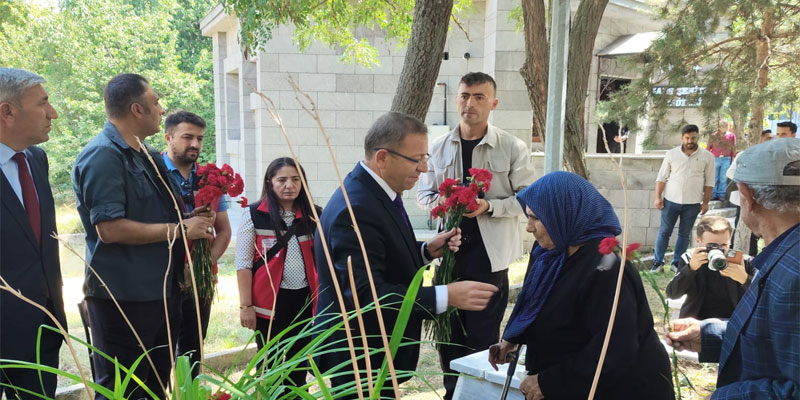 Kars Şehitliğine Karanfiller Bırakıldı
