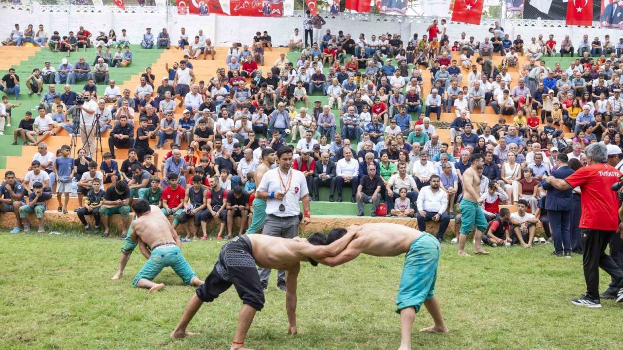 Mersin’de Zafer Bayramı kapsamında ‘Gözne Karakucak Güreşleri’ düzenlendi